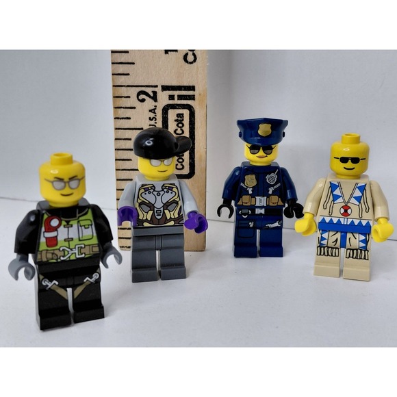 Lot Of 8  Lego Mini Figures Classic‎ Town City W/ Accessories - Picture 9 of 9